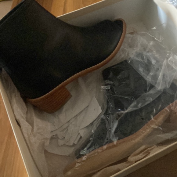 Never worn size 6 1/2 boot - Picture 7 of 9